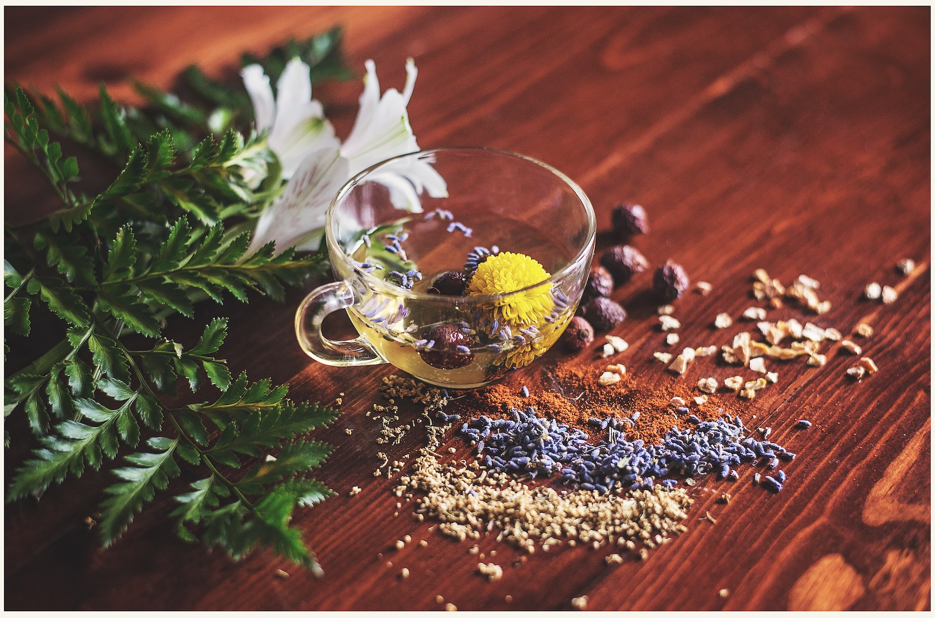 AIUTO NATURALE PER I SINTOMI MENOPAUSALI AIUTO NATURALE PER I SINTOMI MENOPAUSALI