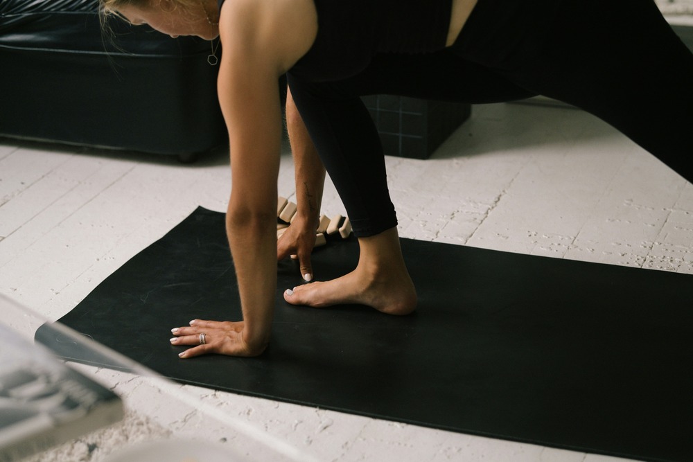 3 posture quotidiane che aiutano il pavimento pelvico senza fare esercizi